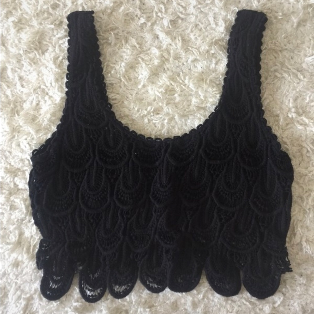 Crotchet scalloped lace crop top